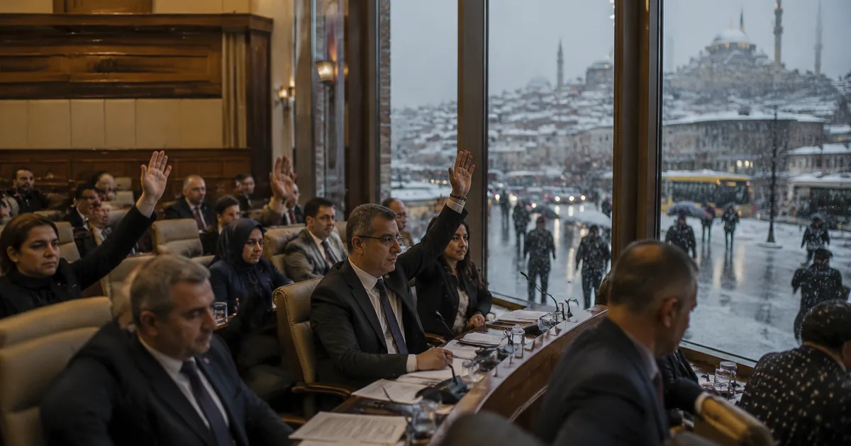 Starmer hataları kabul etti: İşçi Partisi'nde kayıp alarmı