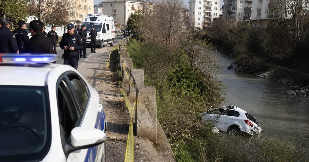 Bursa'da Kontrolden Çıkan Otomobil Dereye Uçtu, Sürücü Kaçtı