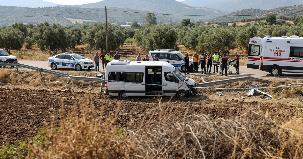 Sultanhisar'da bariyerleri aşan minibüs tarlaya devrildi