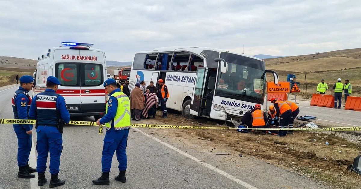Manisa'da yolcu otobüsü kazası: Sürücü kontrolü kaybetti
