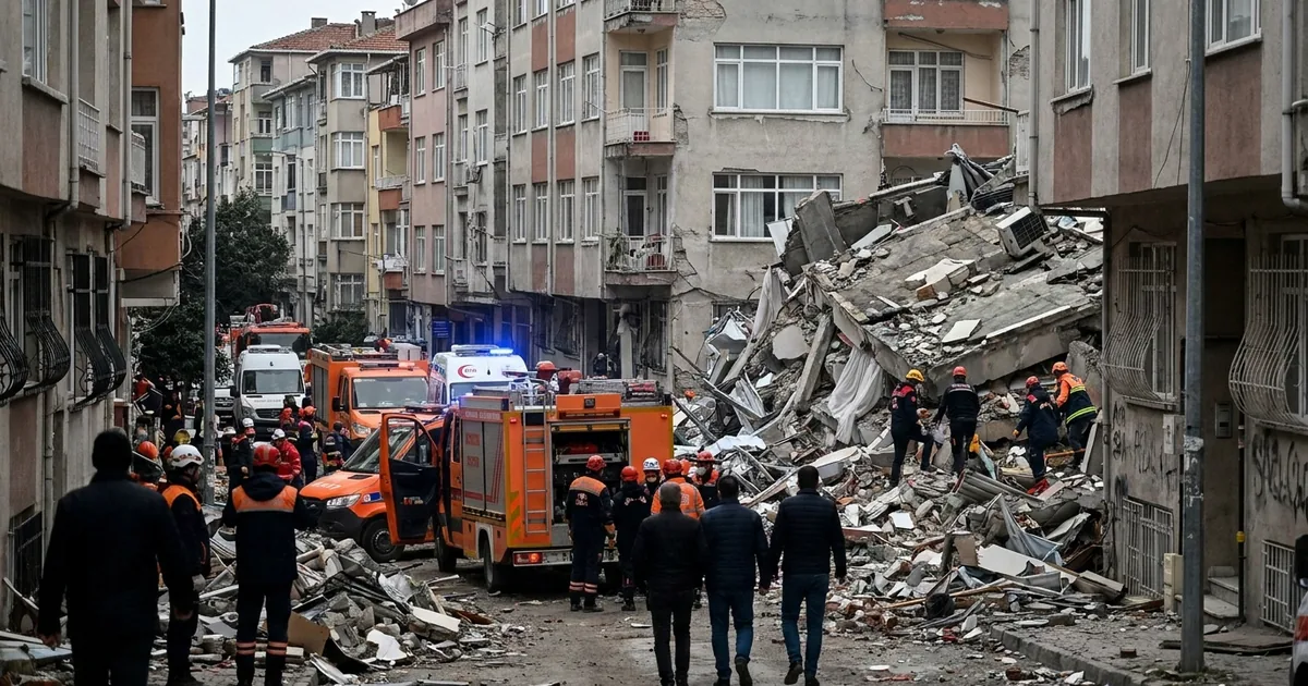 Maltepe'deki binanın çökmesi sonucu 4 daire zarar gördü - Son Bir Dakika