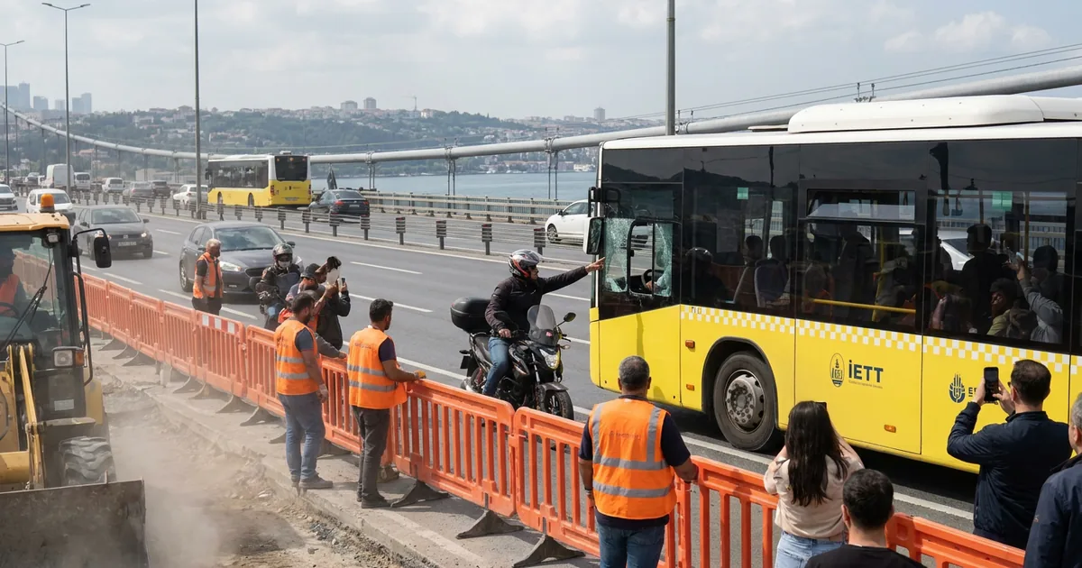 İstanbul'da motosikletli sürücüden otobüse camlı saldırı